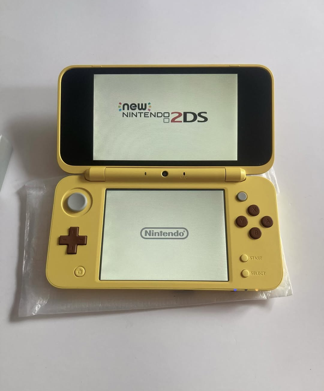 Nintendo 2DS XL Pikachu